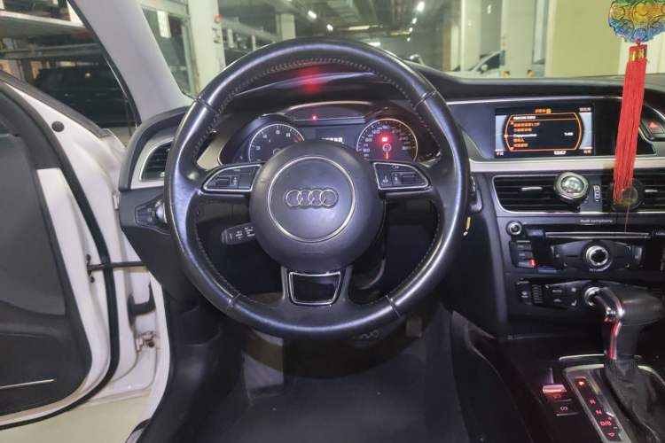 Used Audi A4L 2013 35 TFSI Automatic Comfort Model Steering Wheel