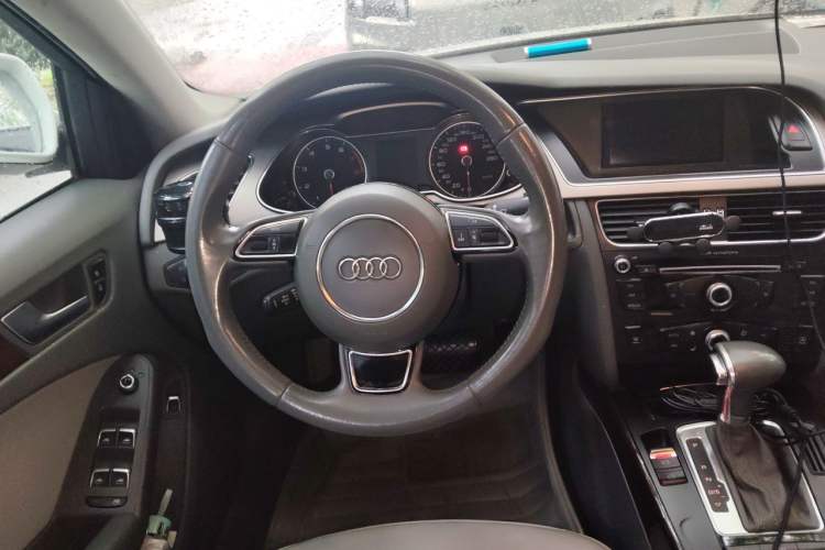 Used Audi A4L 2013 35 TFSI Automatic Comfort Model Steering Wheel