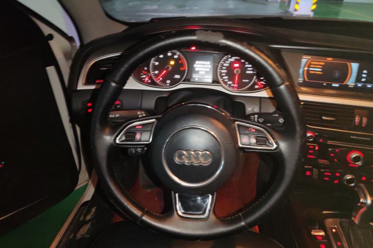Used Audi A4L 2013 35 TFSI Automatic Standard Model Steering Wheel