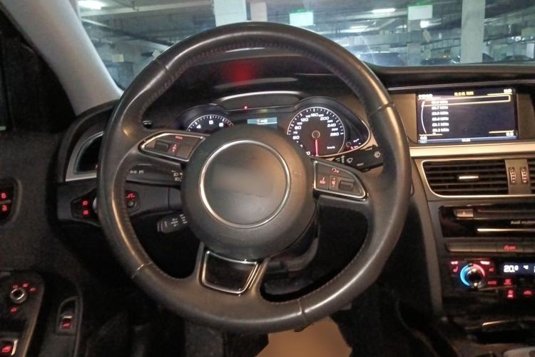 Used Audi A4L 2013 35 TFSI Automatic Standard Model Steering Wheel