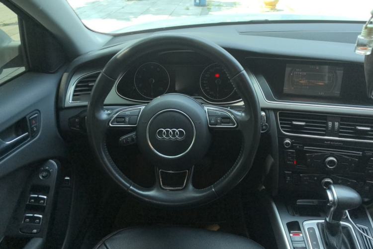 Used Audi A4L 2013 35 TFSI Automatic Standard Model Steering Wheel