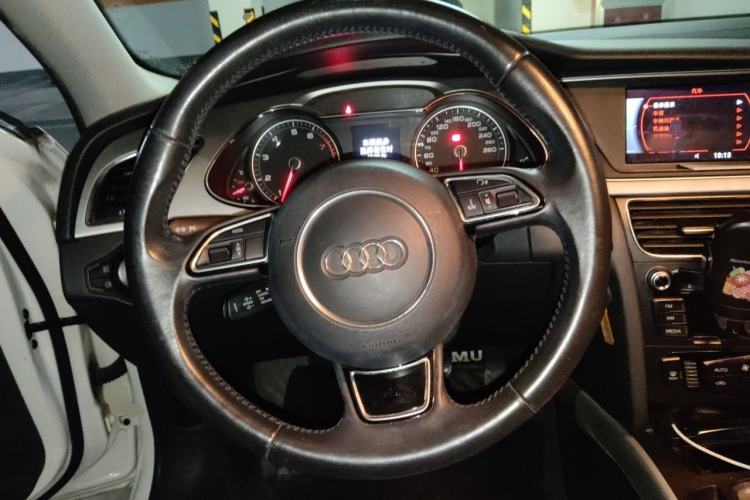 Used Audi A4L 2013 35 TFSI Automatic Standard Model Steering Wheel