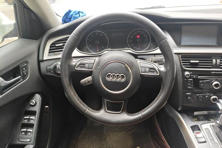 Used Audi A4L 2013 35 TFSI Automatic Standard Model Steering Wheel