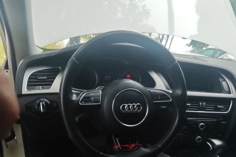 Used Audi A4L 2013 35 TFSI Automatic Standard Model Steering Wheel