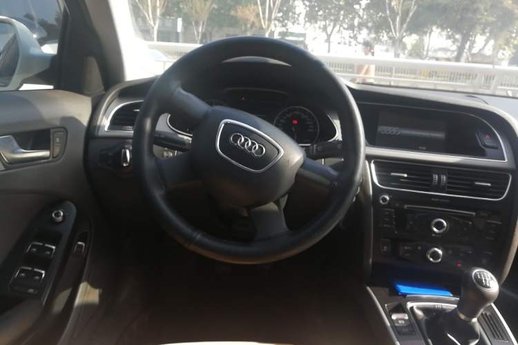 Used Audi A4L 2013 30 TFSI Manual Comfort Model Steering Wheel