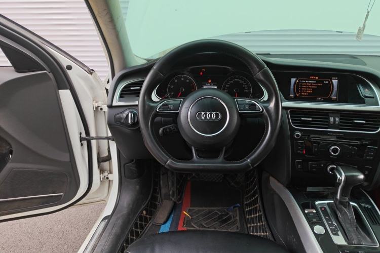 Used Audi A4L 2013 35 TFSI Automatic Standard Model Steering Wheel