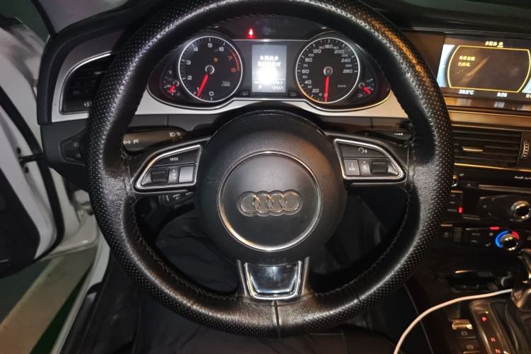 Used Audi A4L 2013 35 TFSI Automatic Standard Model Steering Wheel