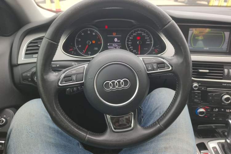 Used Audi A4L 2013 35 TFSI Automatic Standard Model Steering Wheel