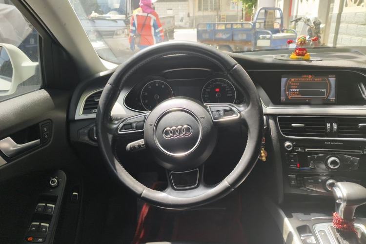 Used Audi A4L 2013 35 TFSI Automatic Standard Model Steering Wheel