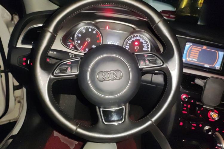 Used Audi A4L 2013 35 TFSI Automatic Standard Model Steering Wheel