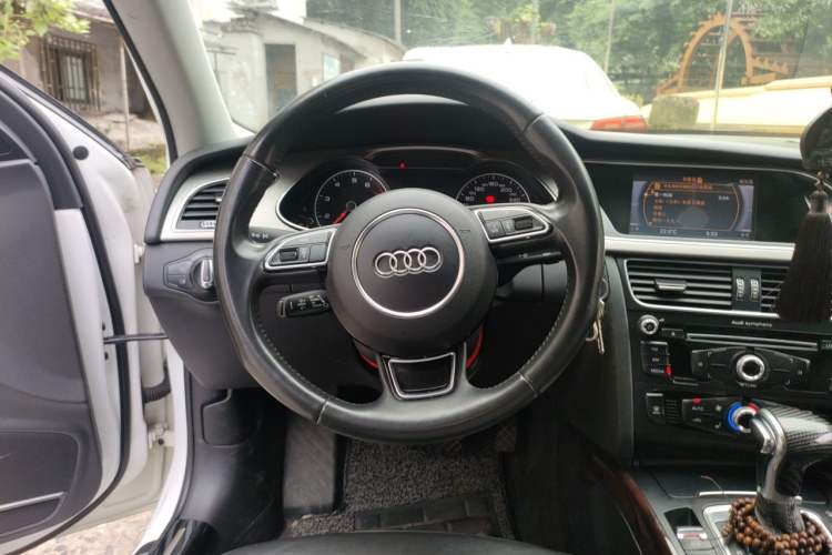 Used Audi A4L 2013 35 TFSI Automatic Comfort Model Steering Wheel