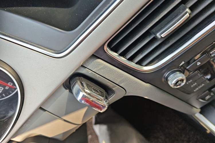 Used Audi A4L 2013 35 TFSI Automatic Standard Model Vehicle Key