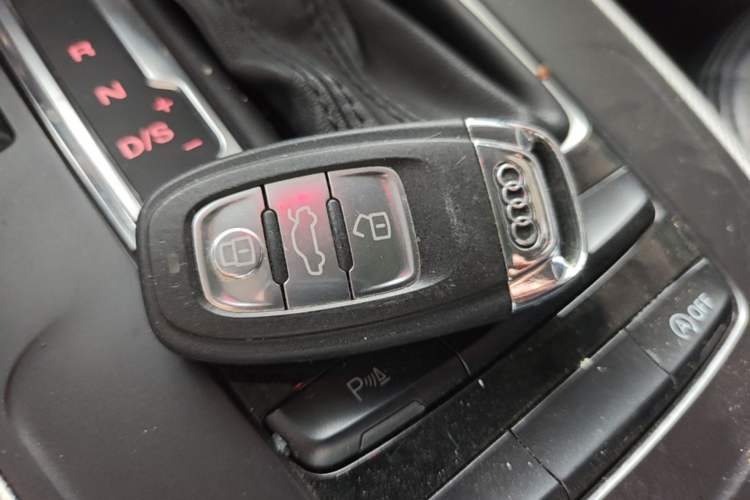 Used Audi A4L 2013 35 TFSI Automatic Standard Model Vehicle Key