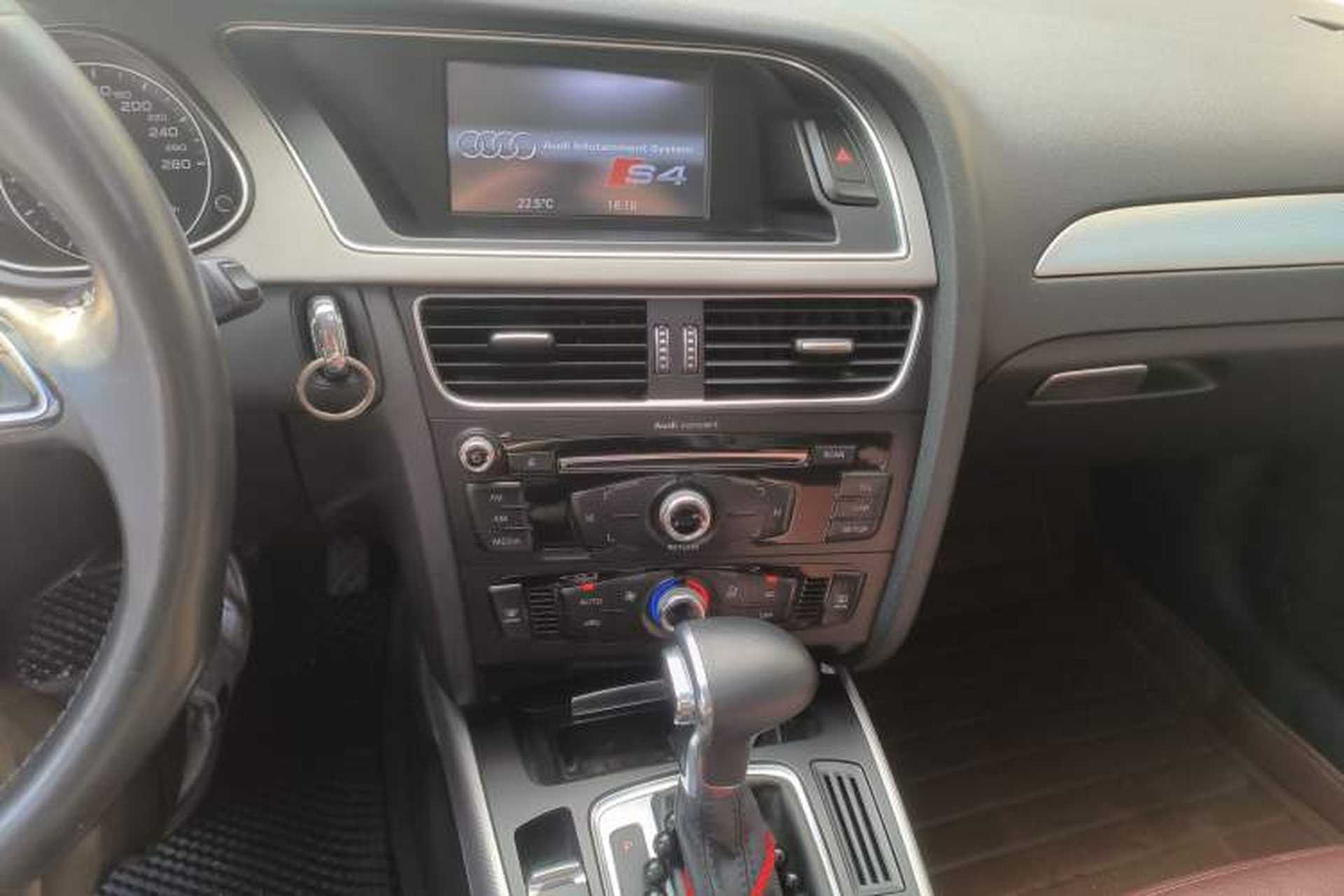Used Audi A4L 2013 40 TFSI quattro Individual Sport Edition Audio And AC Panel