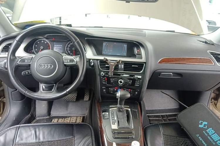 Used Audi A4L 2013 35 TFSI Automatic Comfort Model Center Console