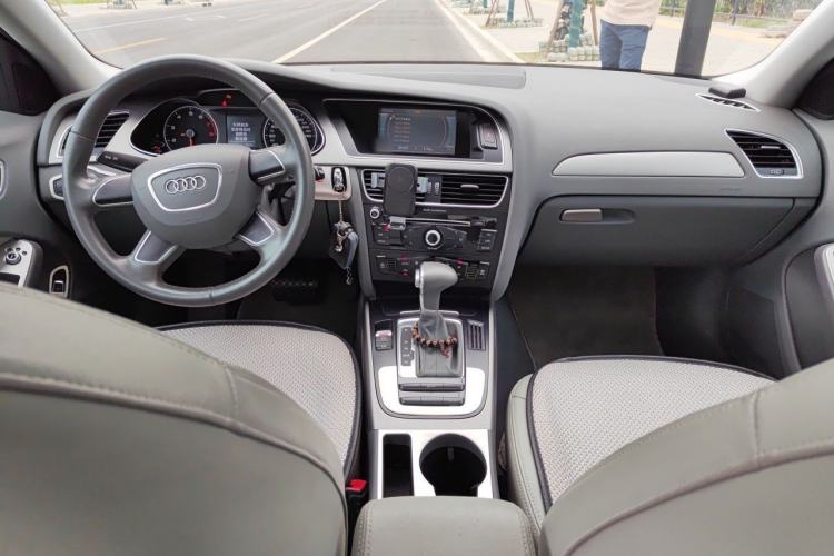 Used Audi A4L 2013 30 TFSI Automatic Comfort Model Center Console