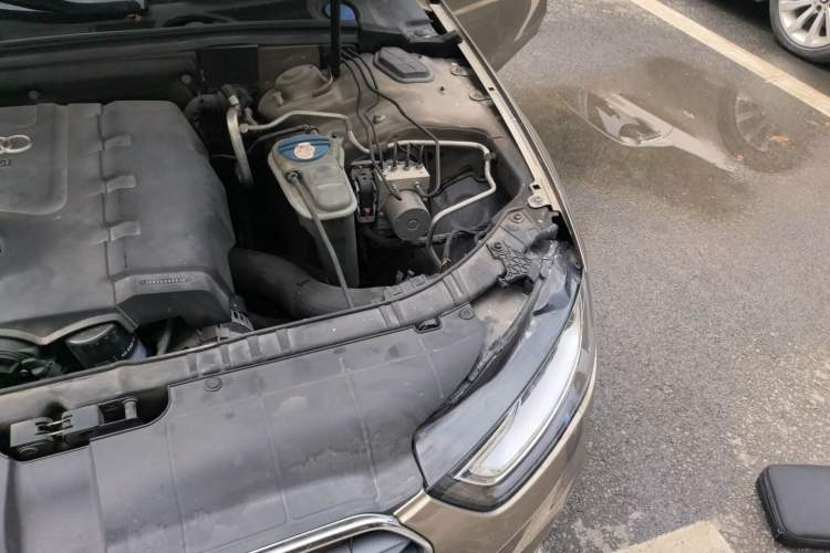 Used Audi A4L 2013 35 TFSI Automatic Standard Model Engine Bay Left