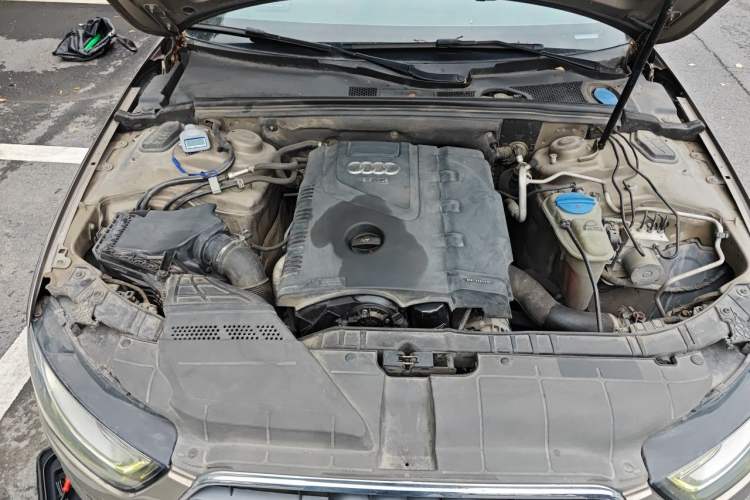 Used Audi A4L 2013 35 TFSI Automatic Standard Model Engine Bay
