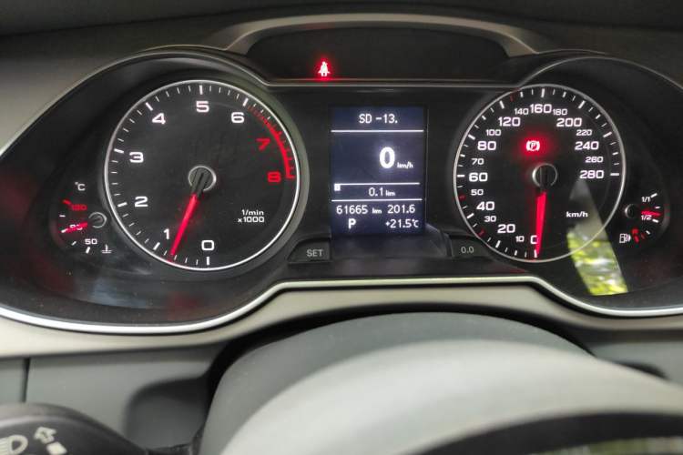 Used Audi A4L 2013 35 TFSI Automatic Standard Model Odometer Close Up