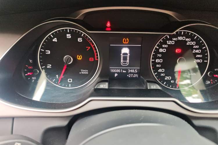 Used Audi A4L 2013 35 TFSI Automatic Standard Model Odometer Close Up