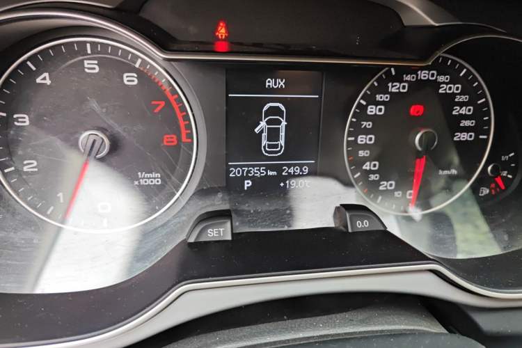 Used Audi A4L 2013 35 TFSI Automatic Standard Model Odometer Close Up