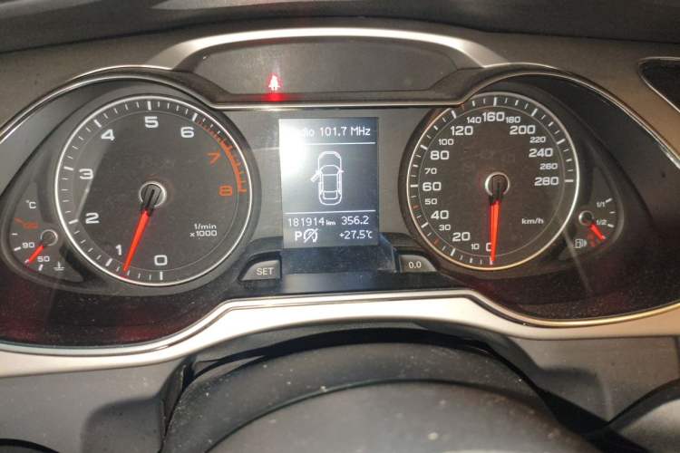 Used Audi A4L 2013 35 TFSI Automatic Standard Model Odometer Close Up