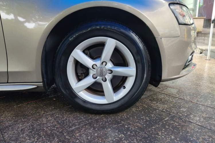 Used Audi A4L 2013 35 TFSI Automatic Standard Model Right Front Wheel Hub