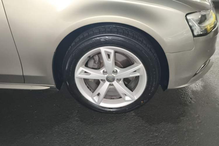 Used Audi A4L 2013 35 TFSI Automatic Standard Model Right Front Wheel Hub