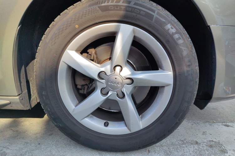 Used Audi A4L 2013 35 TFSI Automatic Standard Model Right Front Wheel Hub