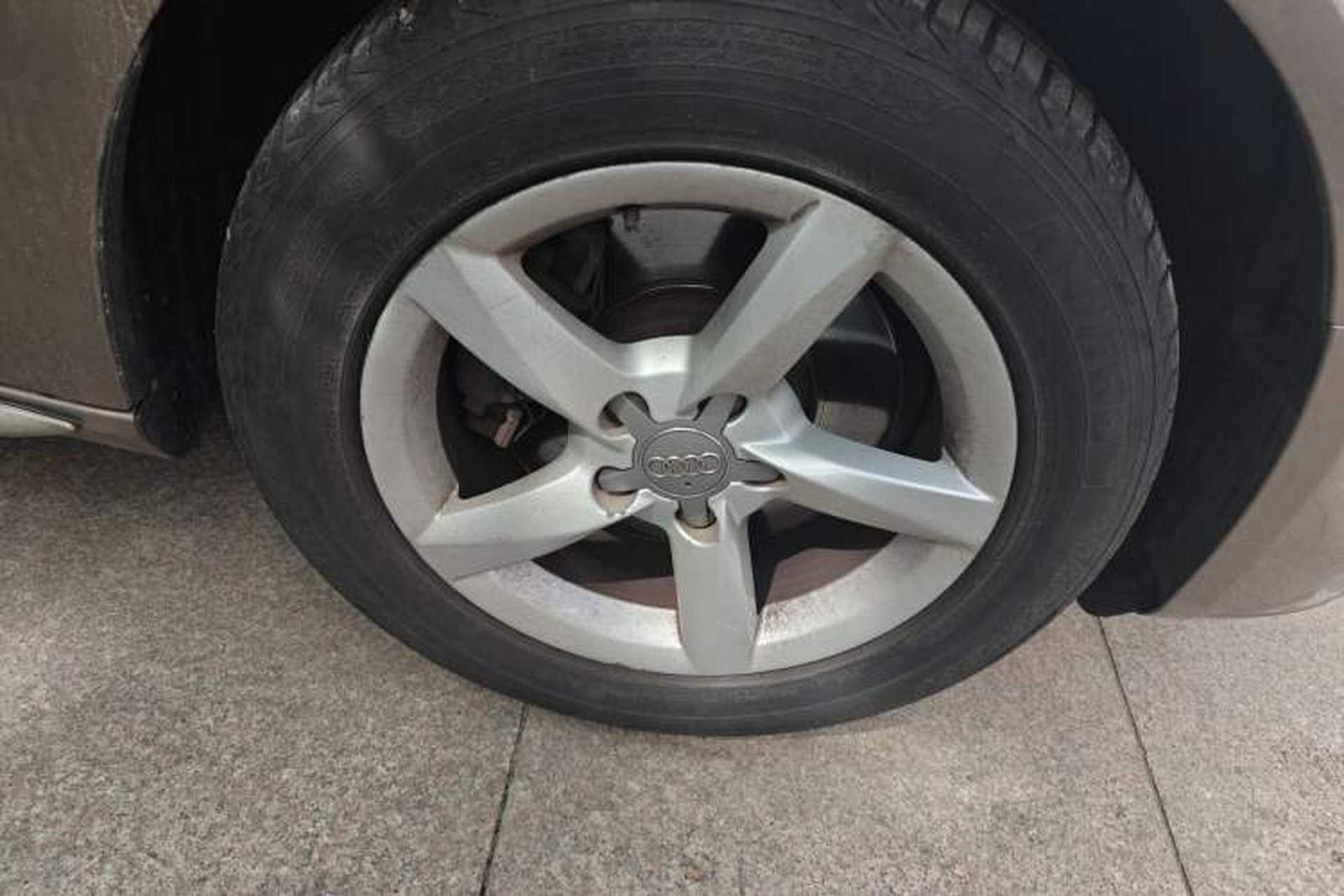 Used Audi A4L 2013 35 TFSI Automatic Comfort Model Right Front Wheel Hub