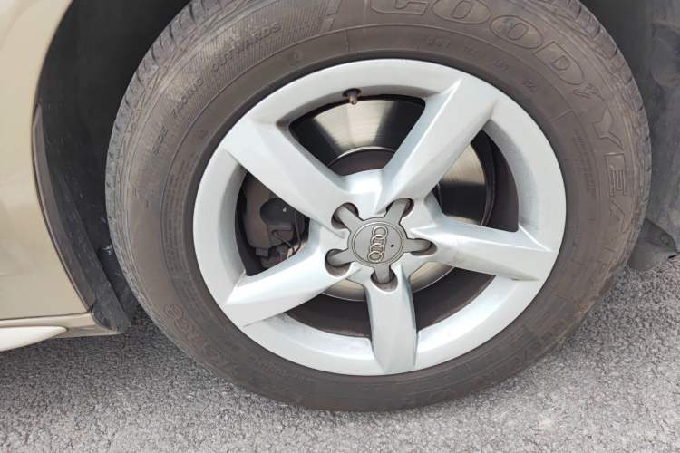 Used Audi A4L 2013 30 TFSI Automatic Comfort Model Right Front Wheel Hub