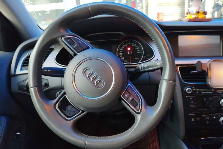 Used Audi A4L 2013 35 TFSI Automatic Standard Model Steering Wheel
