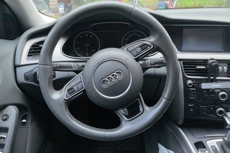 Used Audi A4L 2013 35 TFSI Automatic Standard Model Steering Wheel