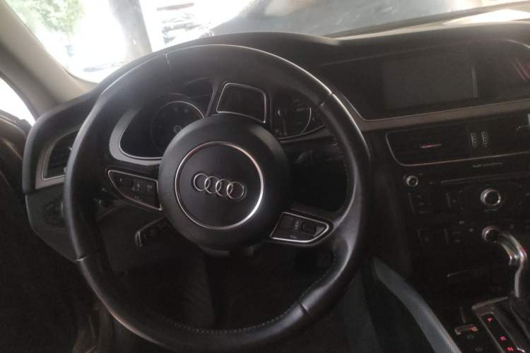 Used Audi A4L 2013 35 TFSI Automatic Standard Model Steering Wheel