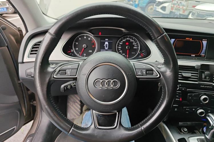 Used Audi A4L 2013 35 TFSI Automatic Standard Model Steering Wheel