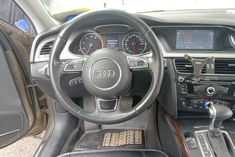 Used Audi A4L 2013 35 TFSI Automatic Comfort Model Steering Wheel