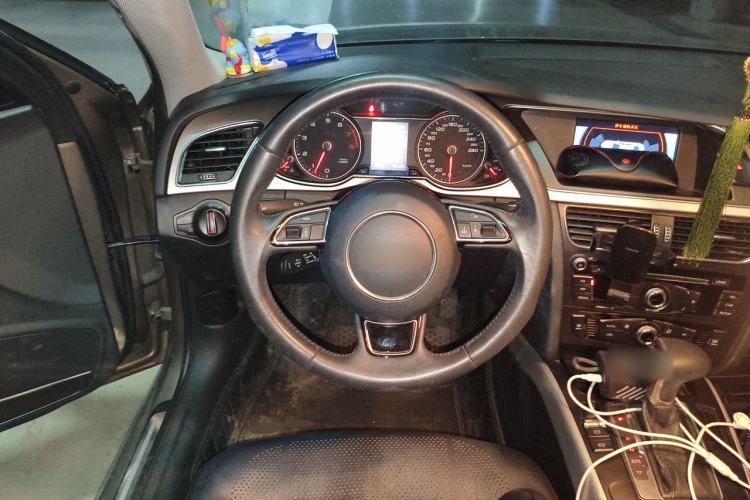 Used Audi A4L 2013 35 TFSI Automatic Standard Model Steering Wheel