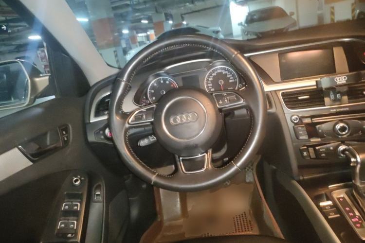 Used Audi A4L 2013 35 TFSI Automatic Standard Model Steering Wheel