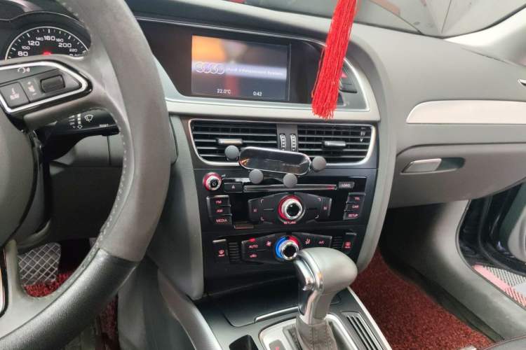 Used Audi A4L 2015 35 TFSI Automatic Standard Model Audio And AC Panel