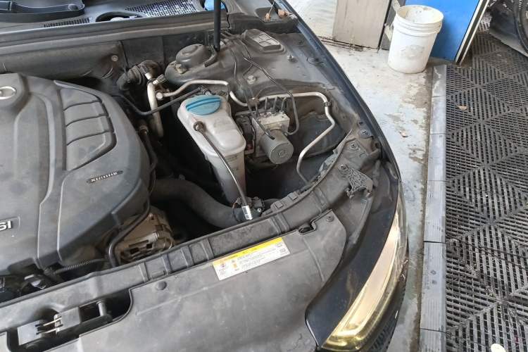 Used Audi A4L 2015 35 TFSI Automatic Comfort Model Engine Bay Left