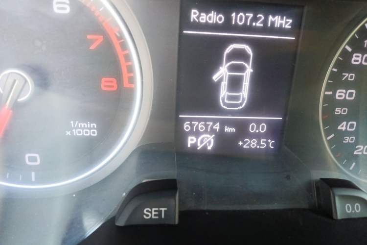 Used Audi A4L 2015 35 TFSI Automatic Comfort Model Odometer Close Up