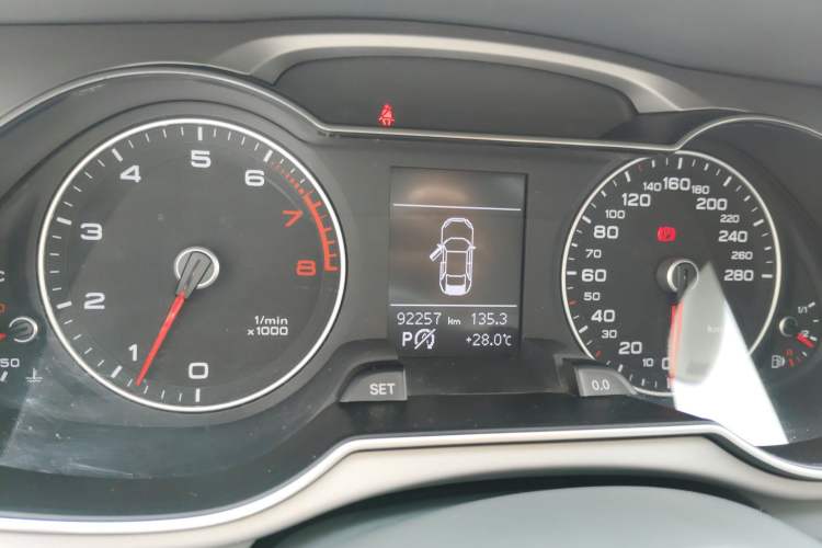 Used Audi A4L 2015 35 TFSI Automatic Comfort Model Odometer Close Up