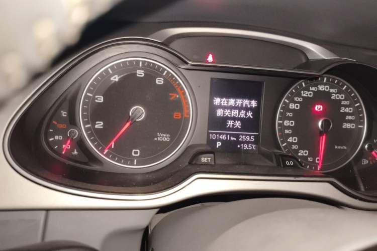 Used Audi A4L 2015 35 TFSI Automatic Comfort Model Odometer Close Up