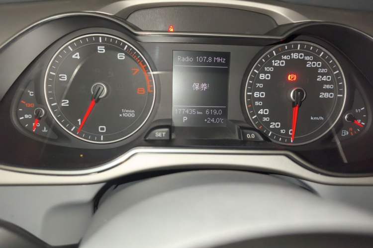 Used Audi A4L 2015 35 TFSI Automatic Comfort Model Odometer Close Up