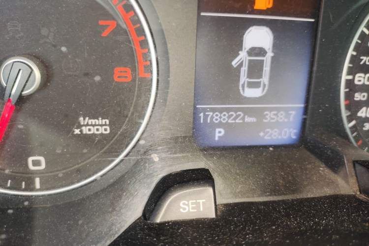 Used Audi A4L 2015 35 TFSI Automatic Standard Model Odometer Close Up