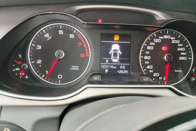 Used Audi A4L 2015 35 TFSI Automatic Standard Model Odometer Close Up