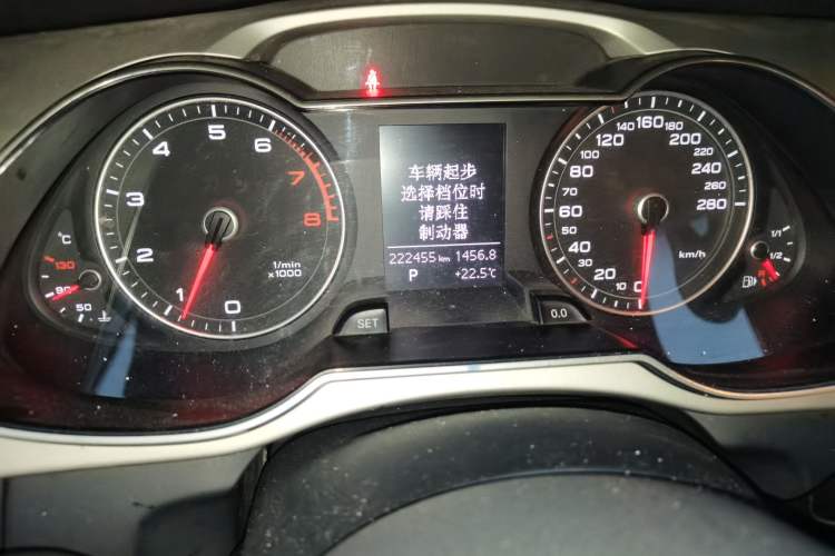 Used Audi A4L 2015 35 TFSI Automatic Standard Model Odometer Close Up