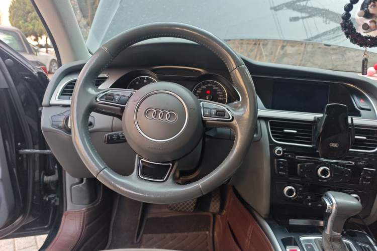 Used Audi A4L 2015 35 TFSI Automatic Standard Model Steering Wheel