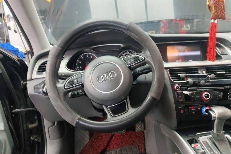 Used Audi A4L 2015 35 TFSI Automatic Standard Model Steering Wheel