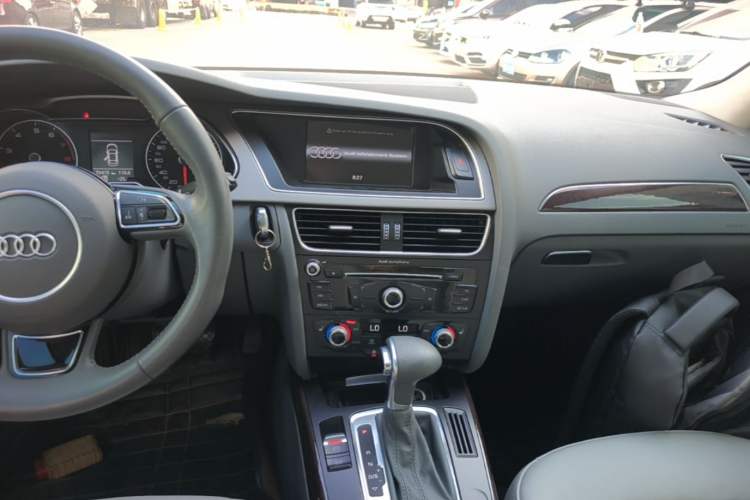 Used Audi A4L 2015 35 TFSI Automatic Comfort Model Audio And AC Panel